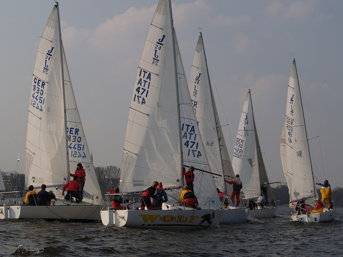 J/24 fleet racing upwind in Hamburg